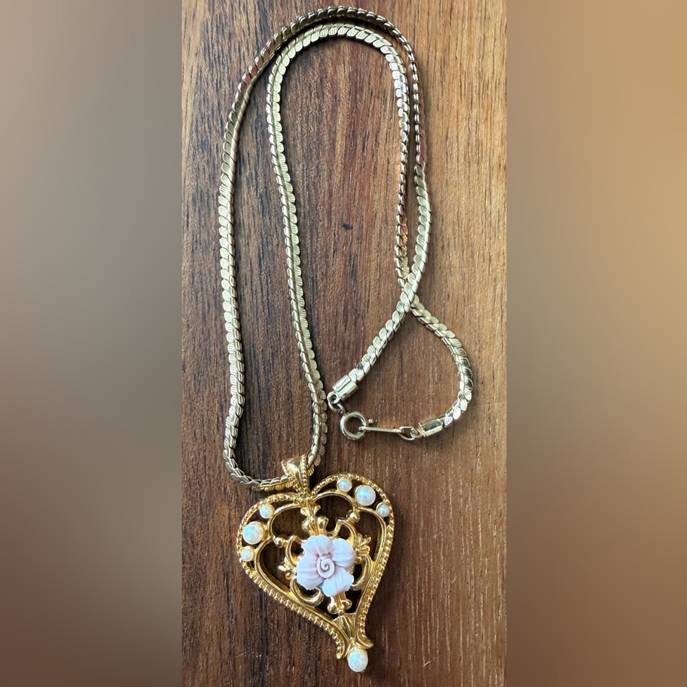 VTG Avon Gold Tone Necklace Heart Floral Rose  Pink Faux Pearl Accents